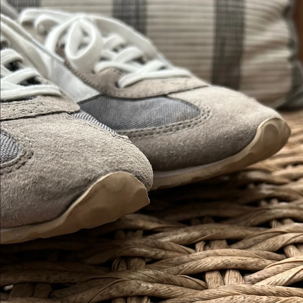 Vintage Brooks Gray and White Women's Sneakers - Picture 6 of 12